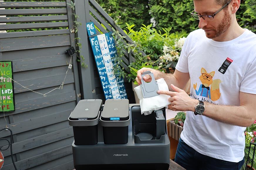 Der automatische Verschlussmechanismus des Staubbeutels der Roborock S7 MaxV Ultra Absaugstation ist in der Nahaufnahme zu sehen.